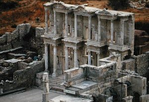 La Biblioteca di Celso, costruita nel 135 d.C. da Roman